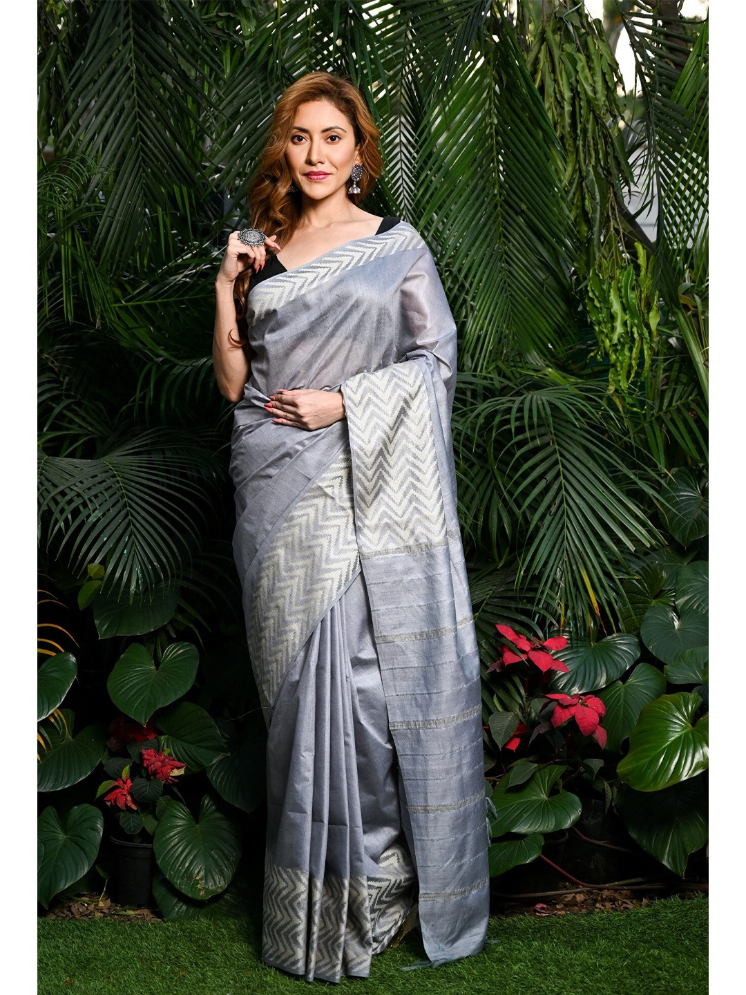 

BEATITUDE Woven Design Border Saree, Blue