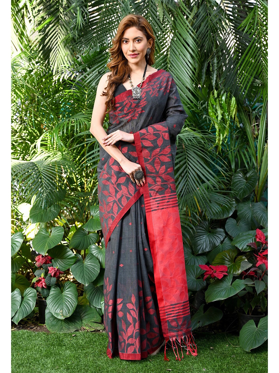 

BEATITUDE Ethnic Motifs Woven Design Saree, Black
