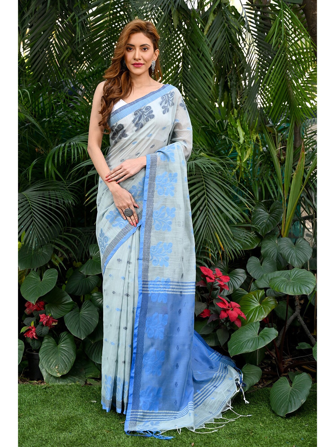 

BEATITUDE Floral Woven Design Saree, Grey