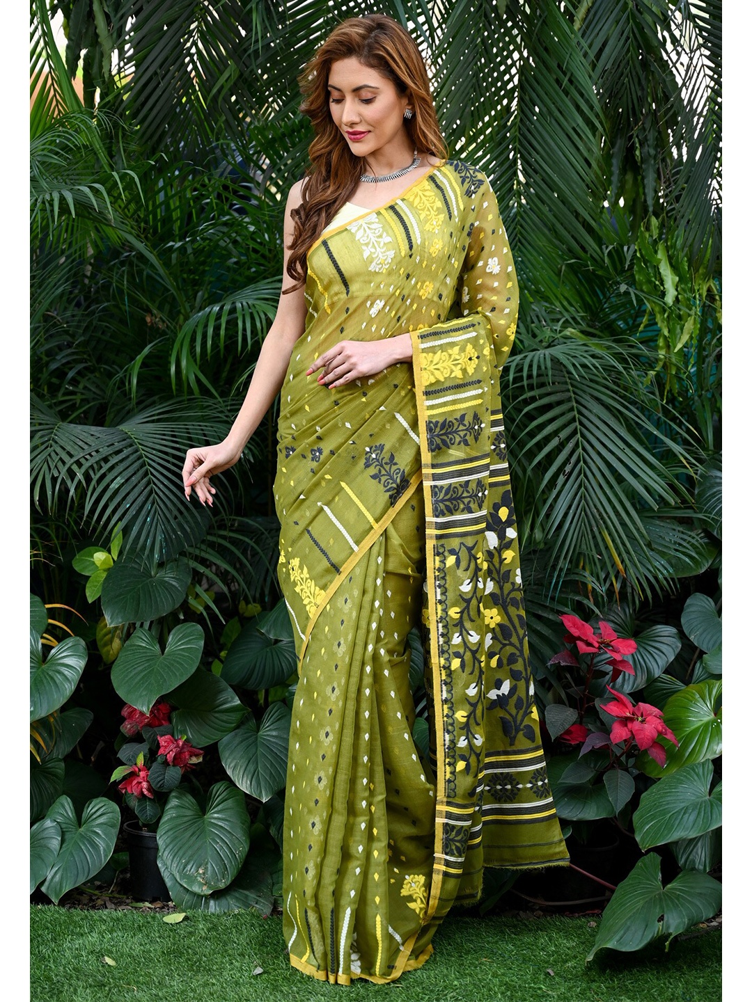 

BEATITUDE Floral Woven Design Saree, Green