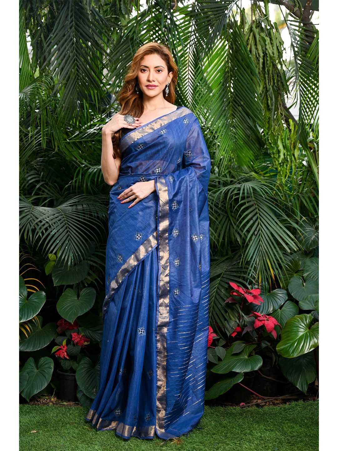 

BEATITUDE Geometric Woven Design Zari Saree, Blue