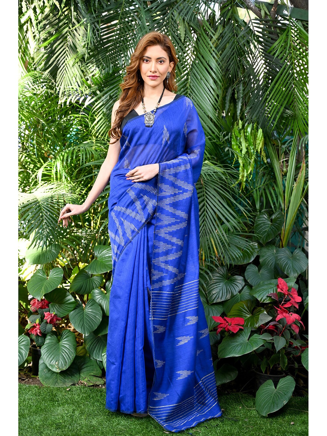 

BEATITUDE Geometric Woven Design Saree, Blue