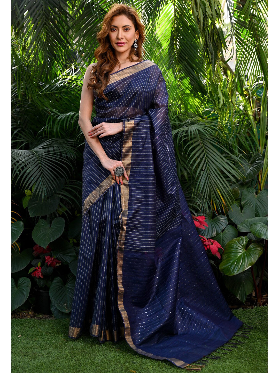 

BEATITUDE Woven Design Zari Silk Blend Saree, Navy blue