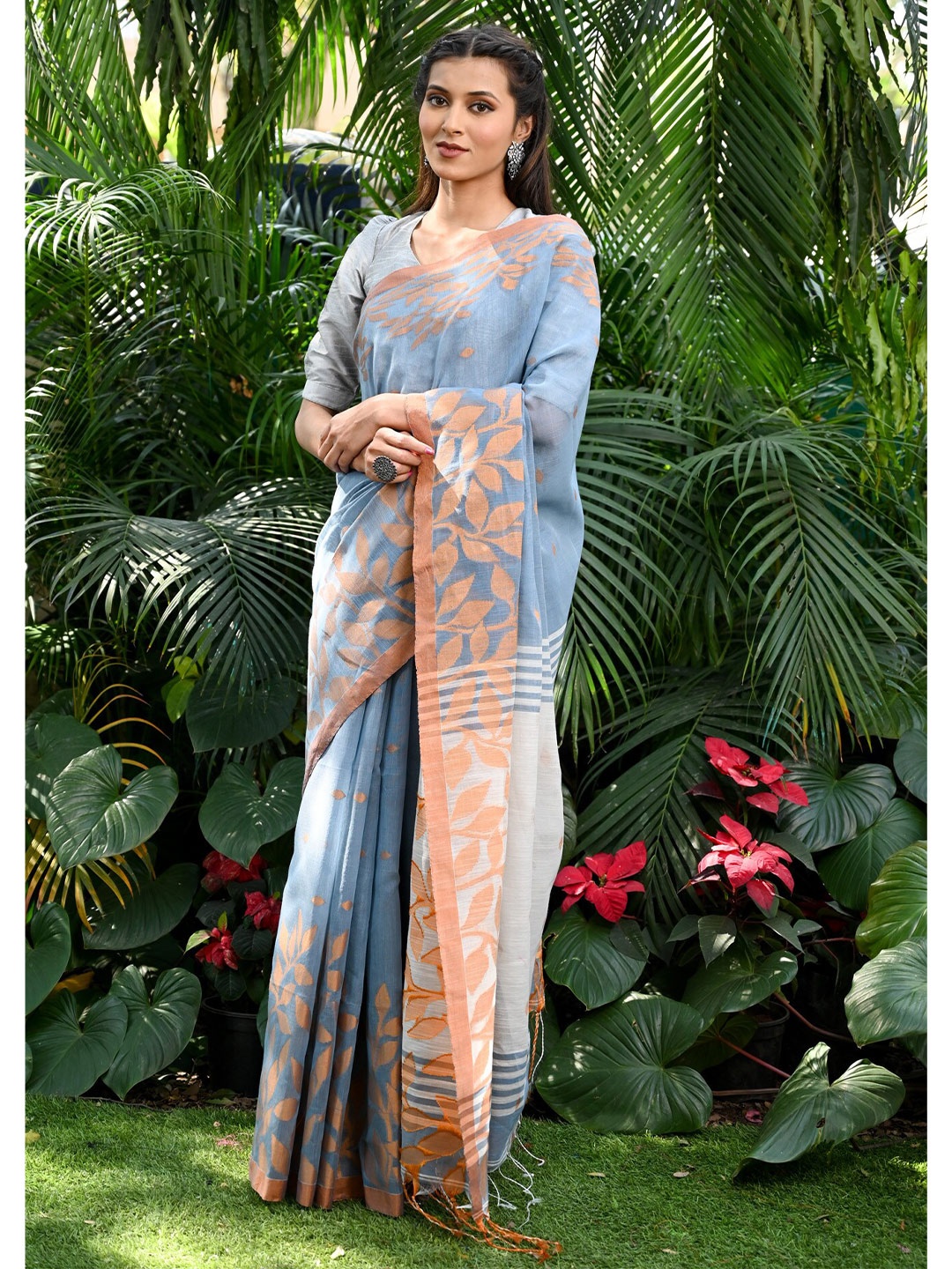 

BEATITUDE Floral Woven Design Saree, Grey