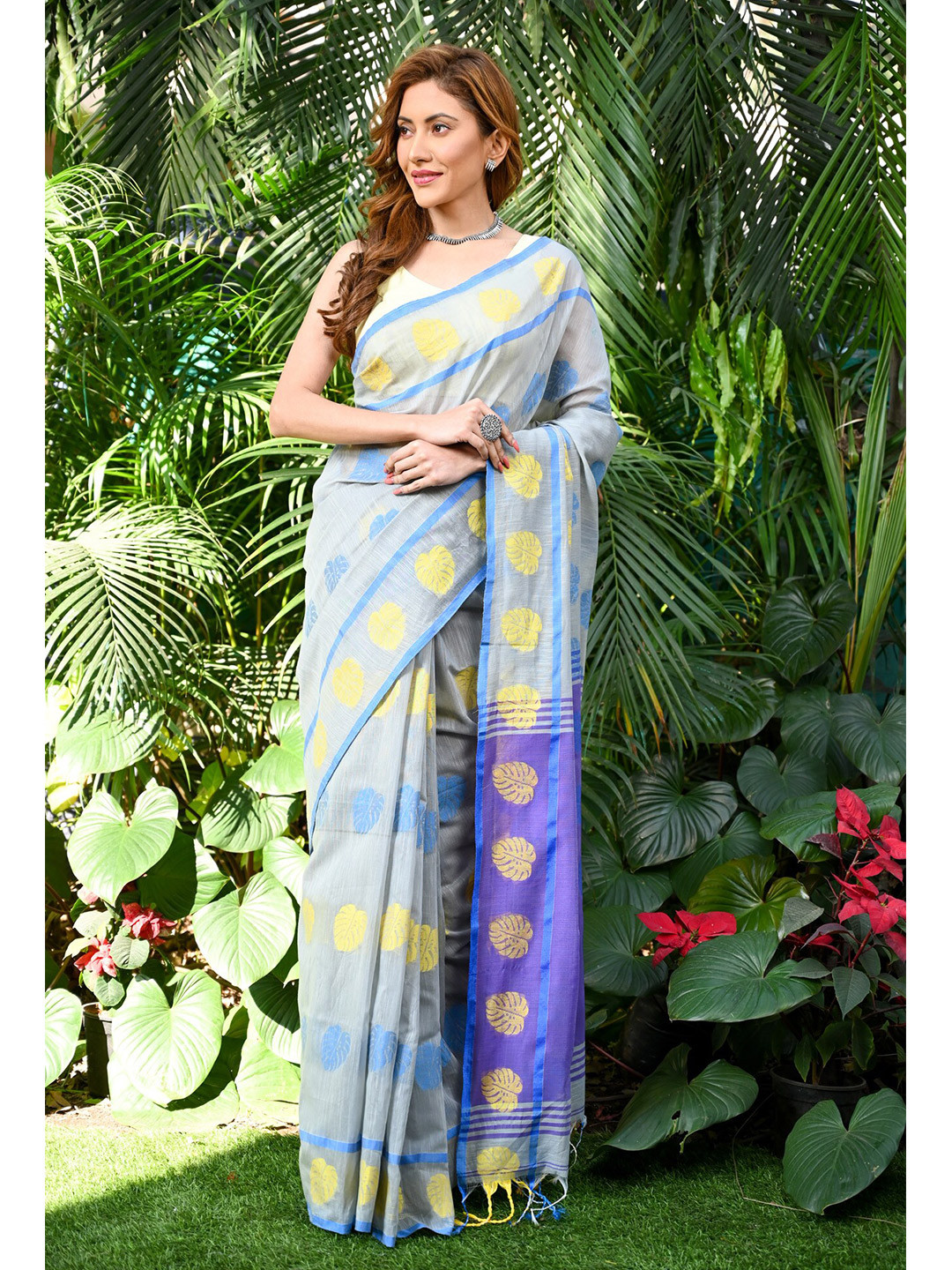 

BEATITUDE Woven Design Silk Cotton Saree, Grey
