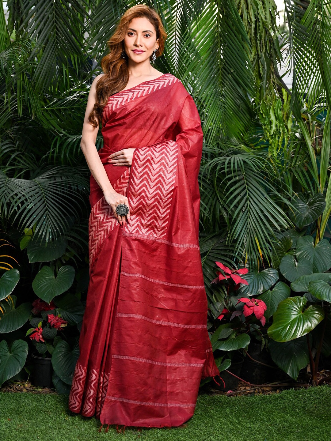 

BEATITUDE Woven Design Saree, Red