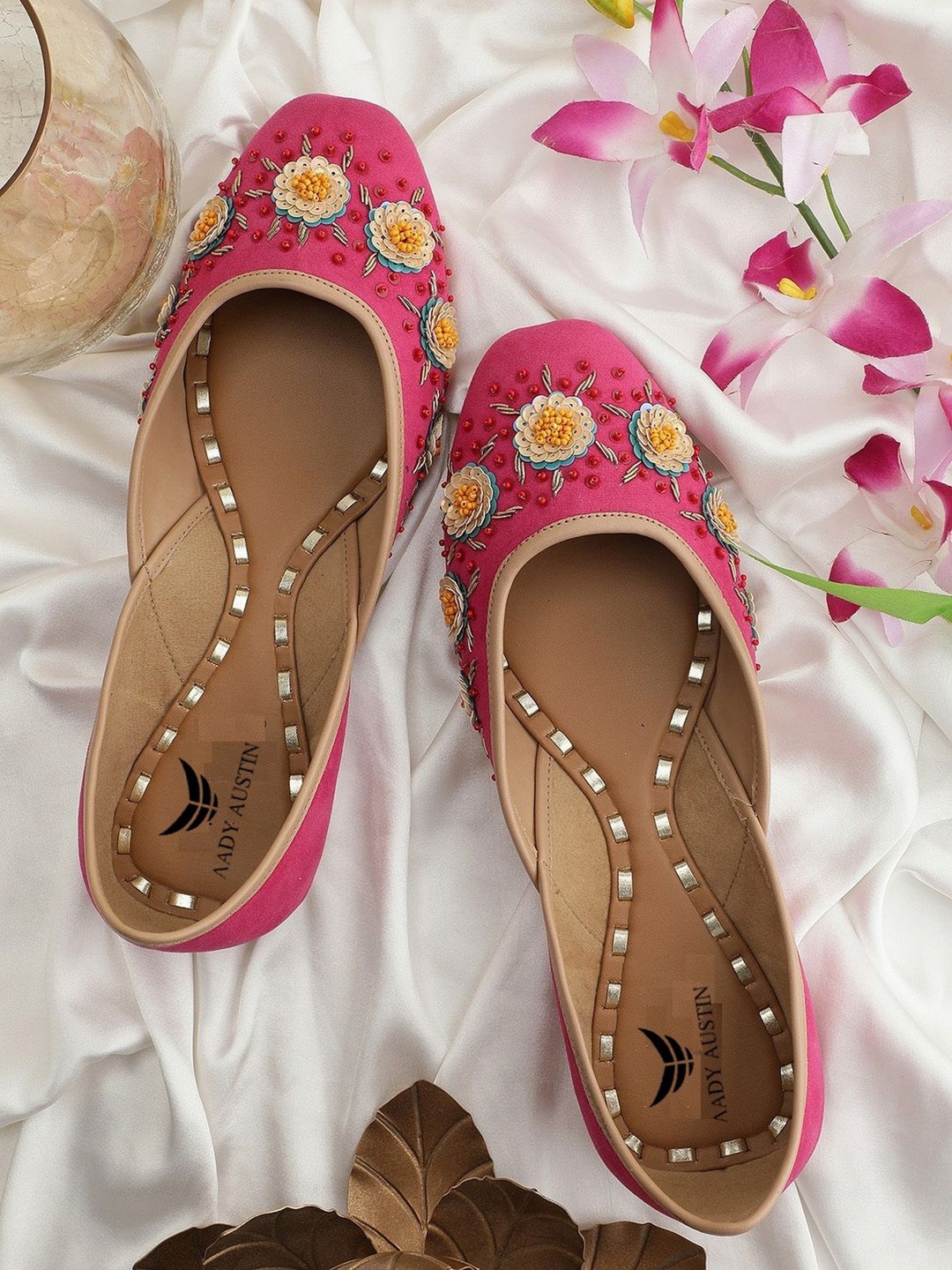 

AADY AUSTIN Women Embroidered Ethnic Mojaris, Pink