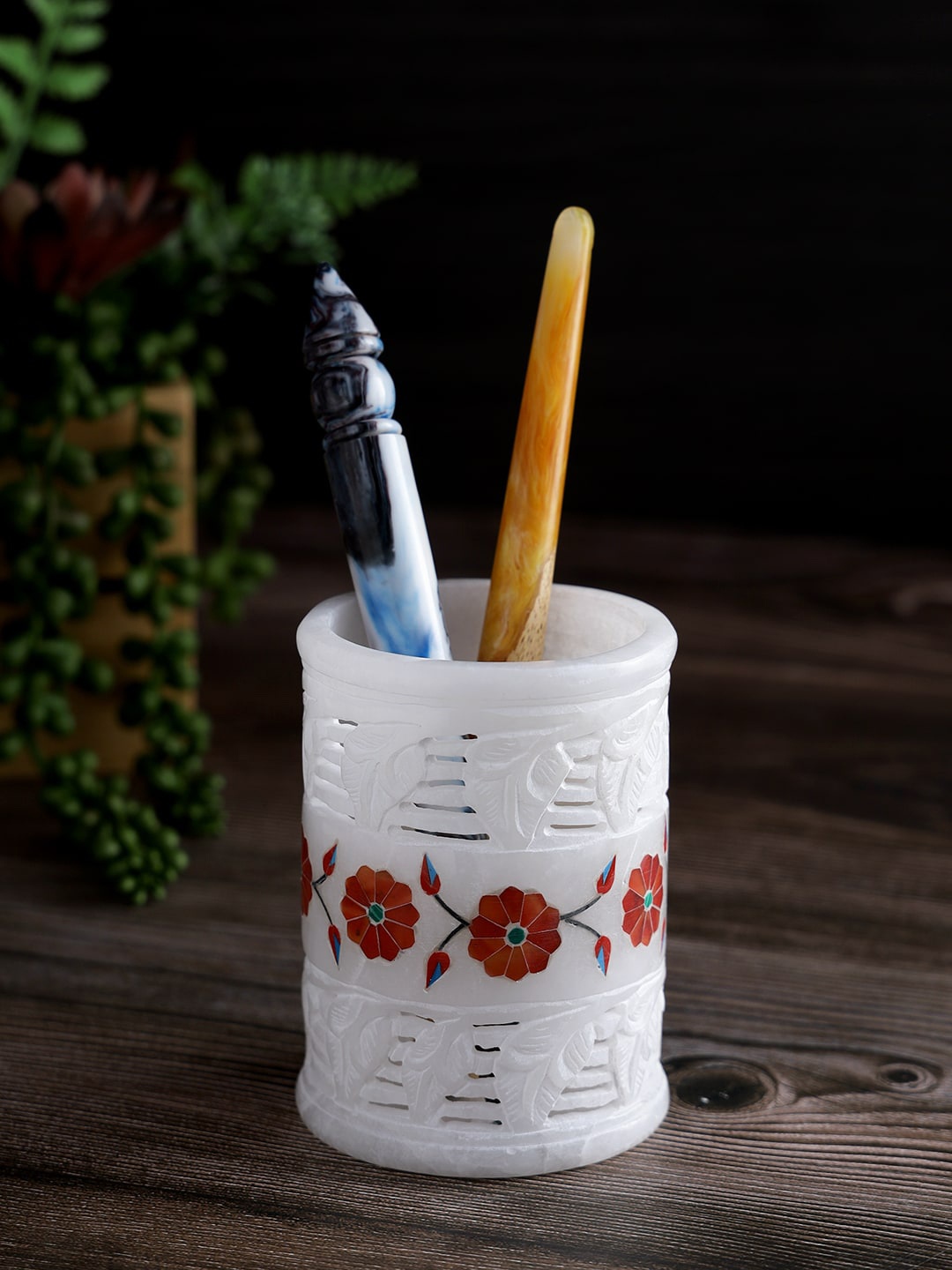 

Aapno Rajasthan White & Red Cutwork Marble Pen Stand With Inlay Work