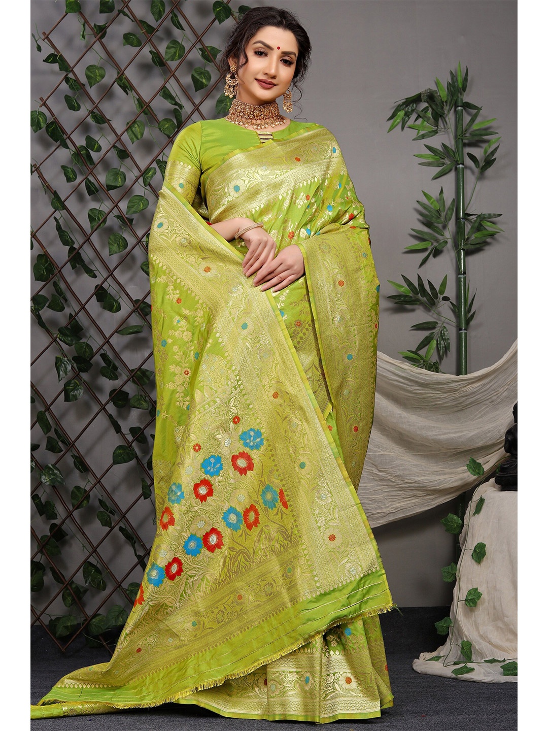 

Anaita Floral Woven Design Zari Pure Silk Banarasi Saree, Green