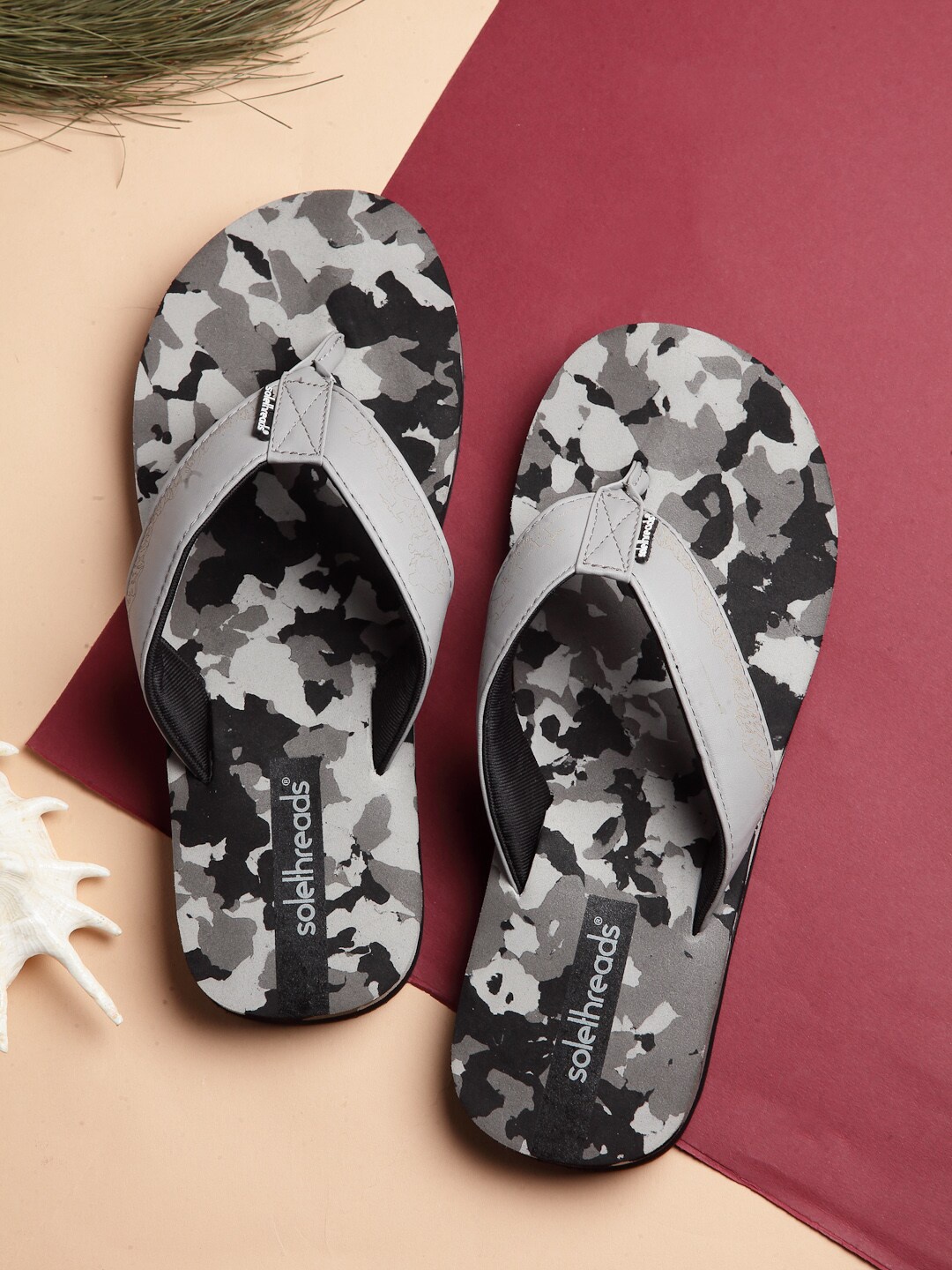 

Solethreads Men Printed Thong Flip-Flops, Grey