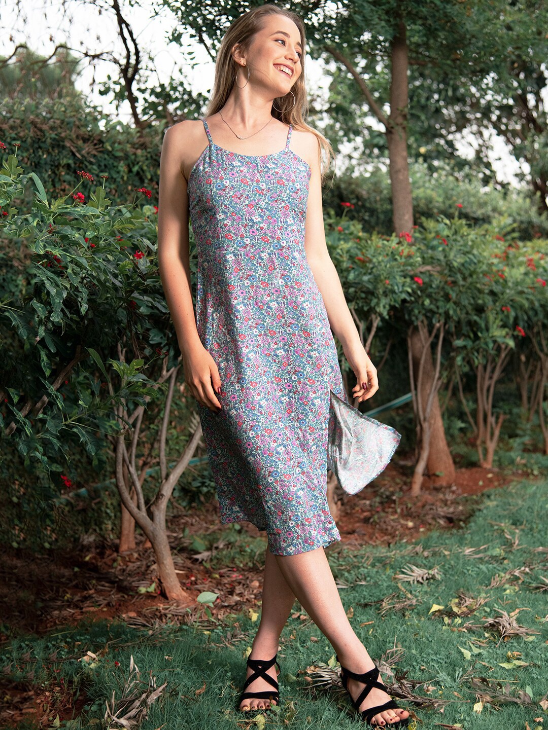 

IZF Blue Floral Halter Neck Dress