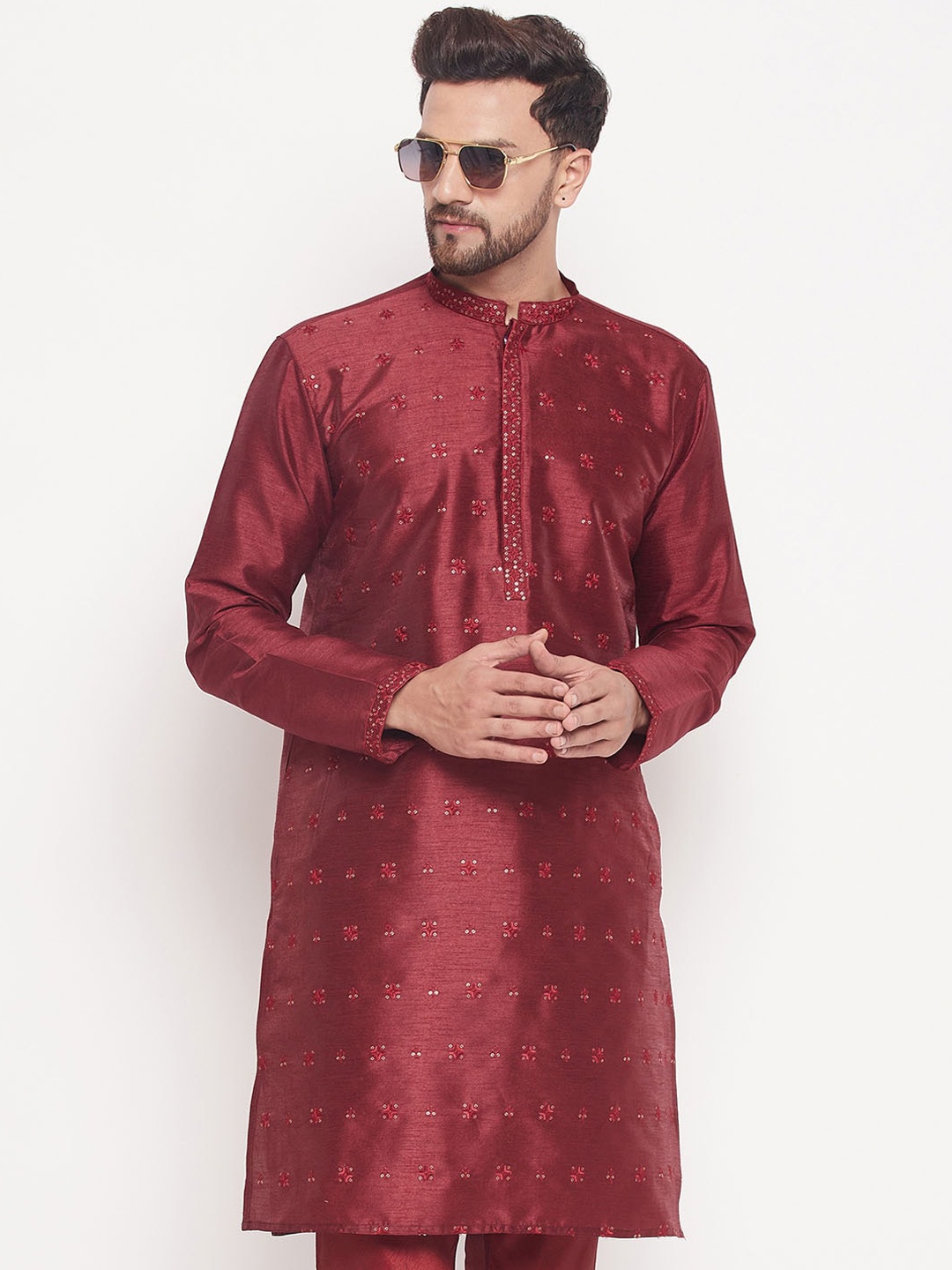 

VASTRAMAY Embroidered Mandarin Collar Sequinned Jacquard Kurta, Maroon