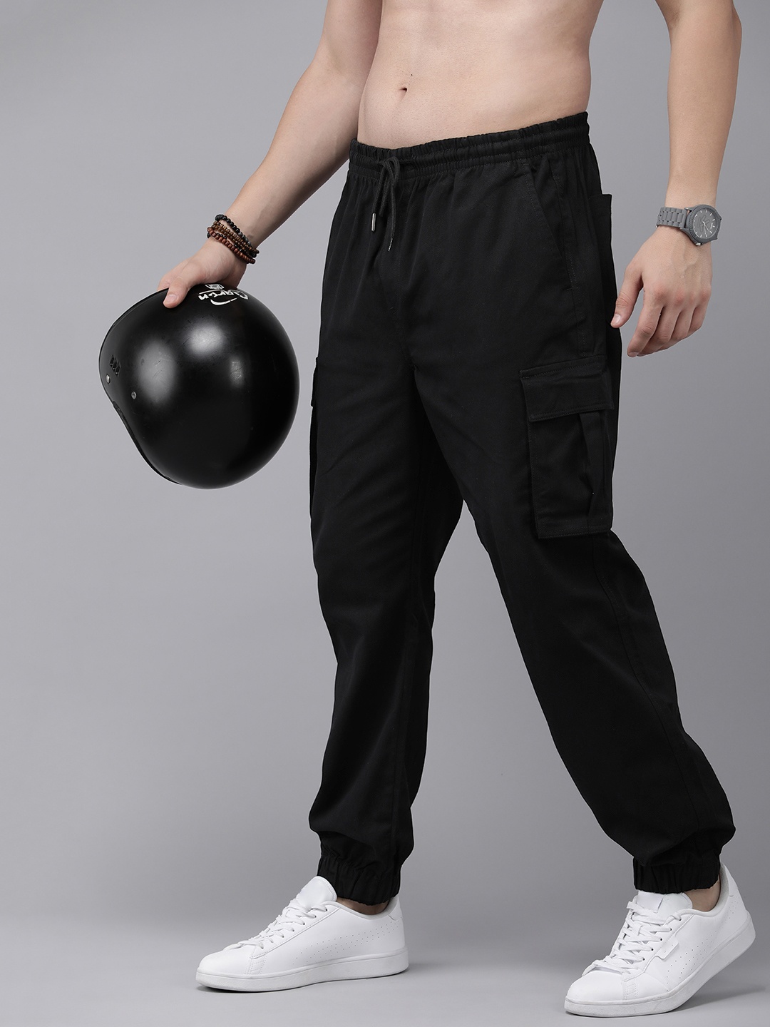 

Roadster Men Solid Relaxed Fit Mid-Rise Plain Woven Flat-Front Jogger Style Cargos, Black