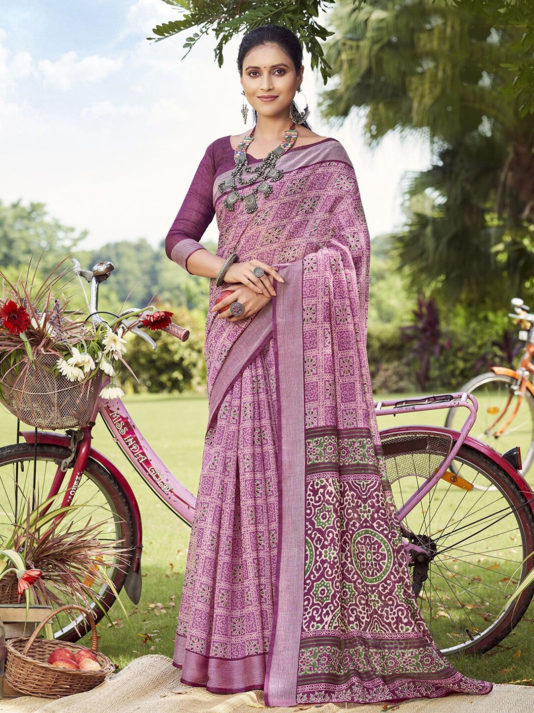 

Satrani Floral Printed Saree, Purple