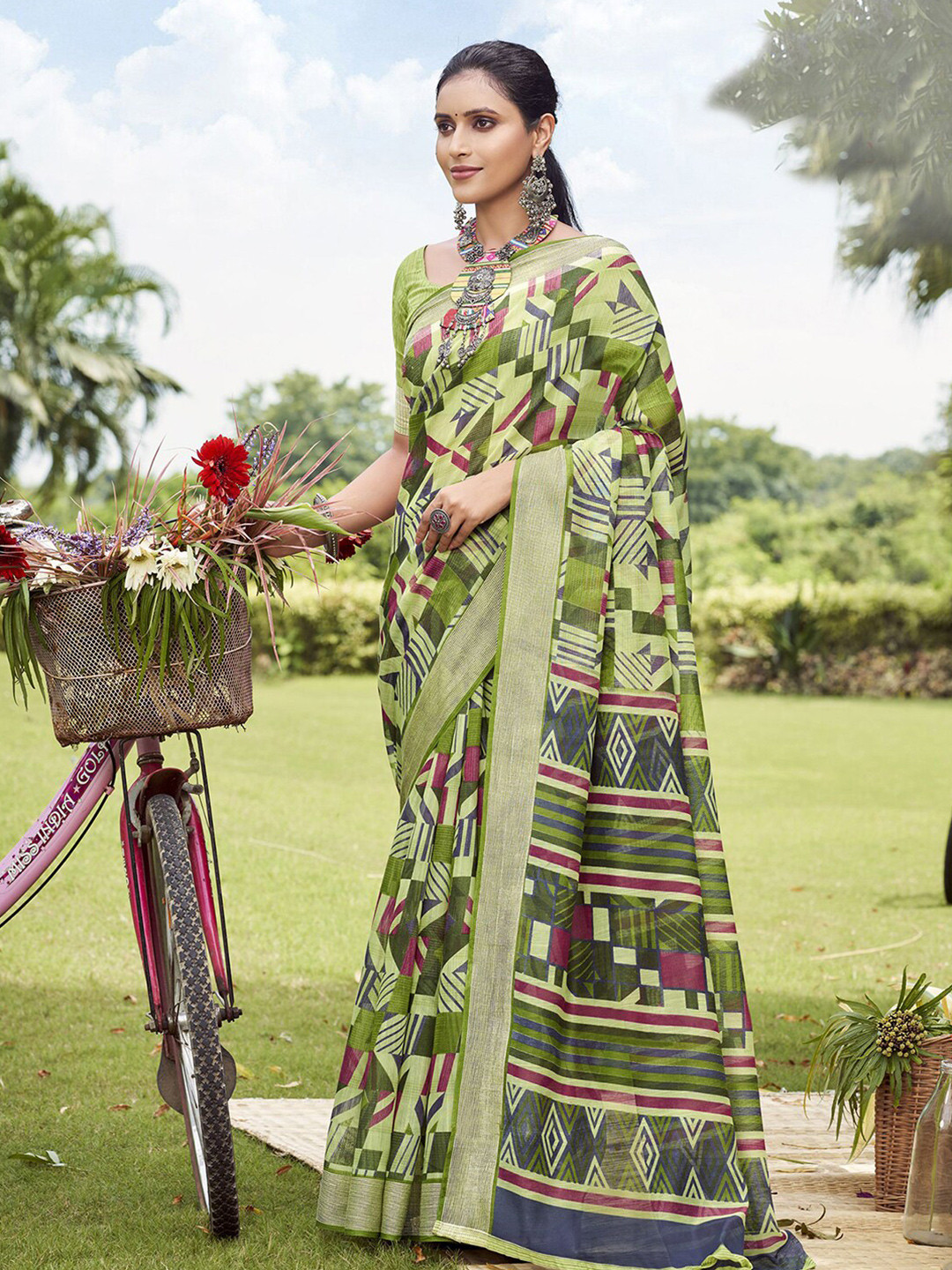 

Satrani Geometric Motif Printed Saree, Green