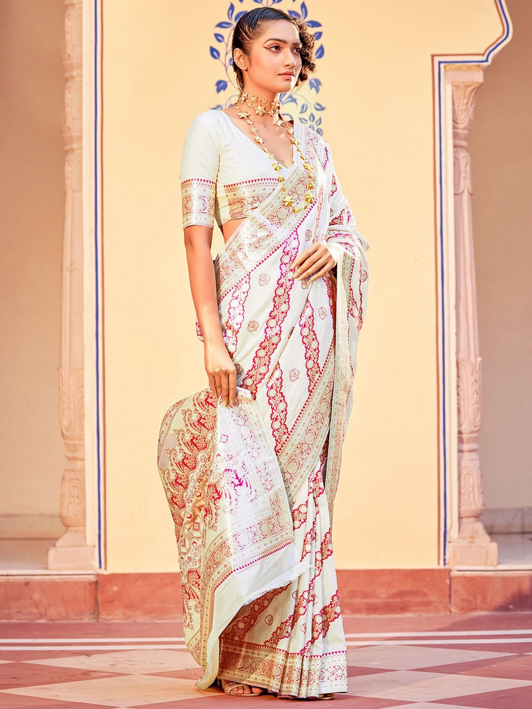 

Satrani Floral Woven Design Zari Banarasi Saree, Cream