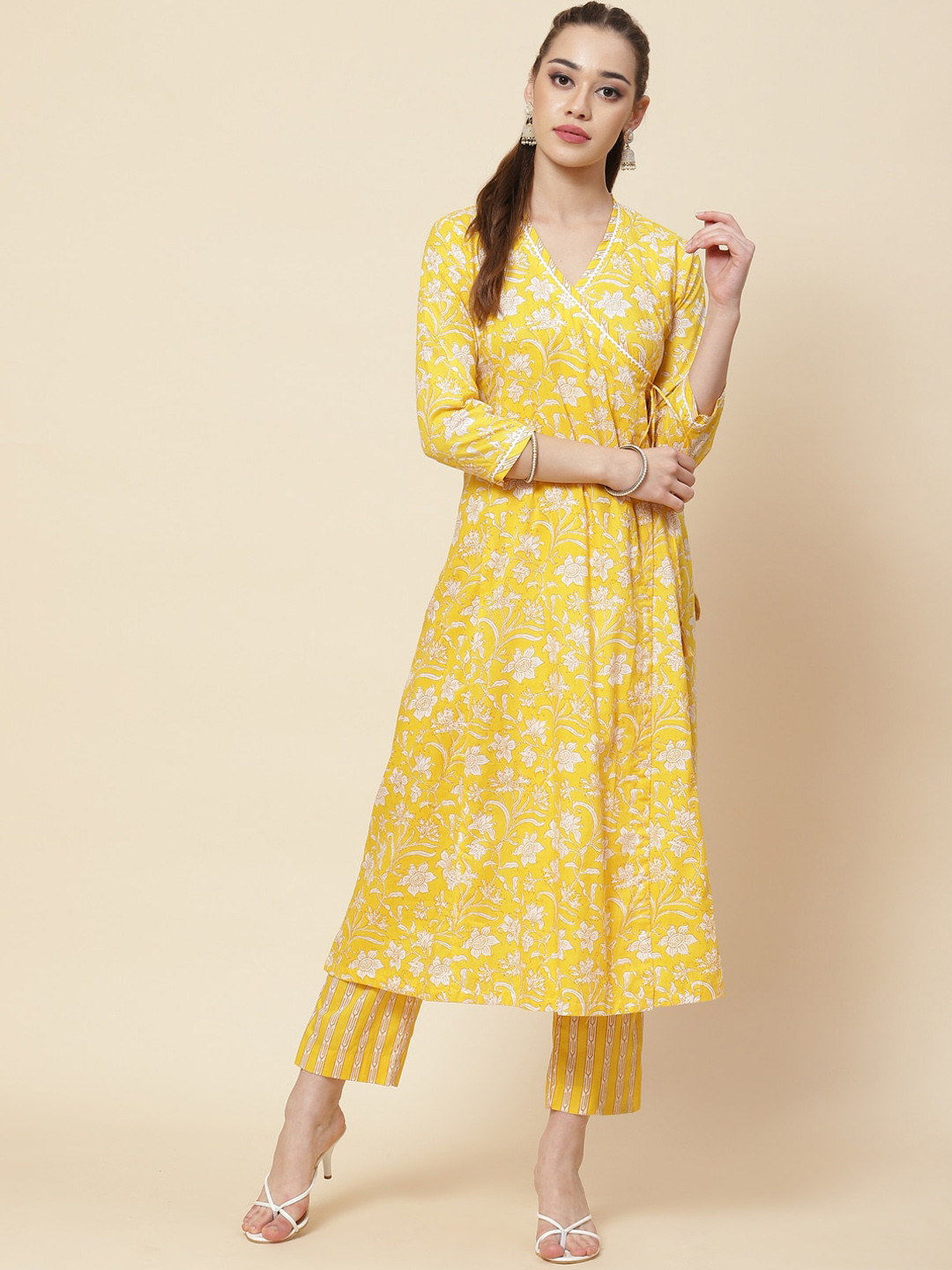 

Meena Bazaar Women Yellow Floral Printed Angrakha Kurta with Trousers