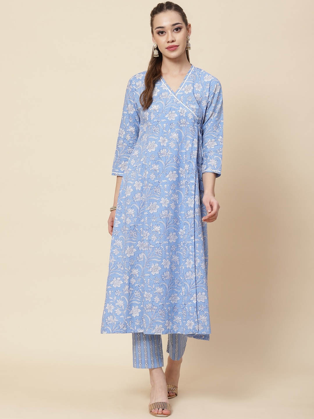 

Meena Bazaar Women Blue Floral Printed Kurta with Trousers
