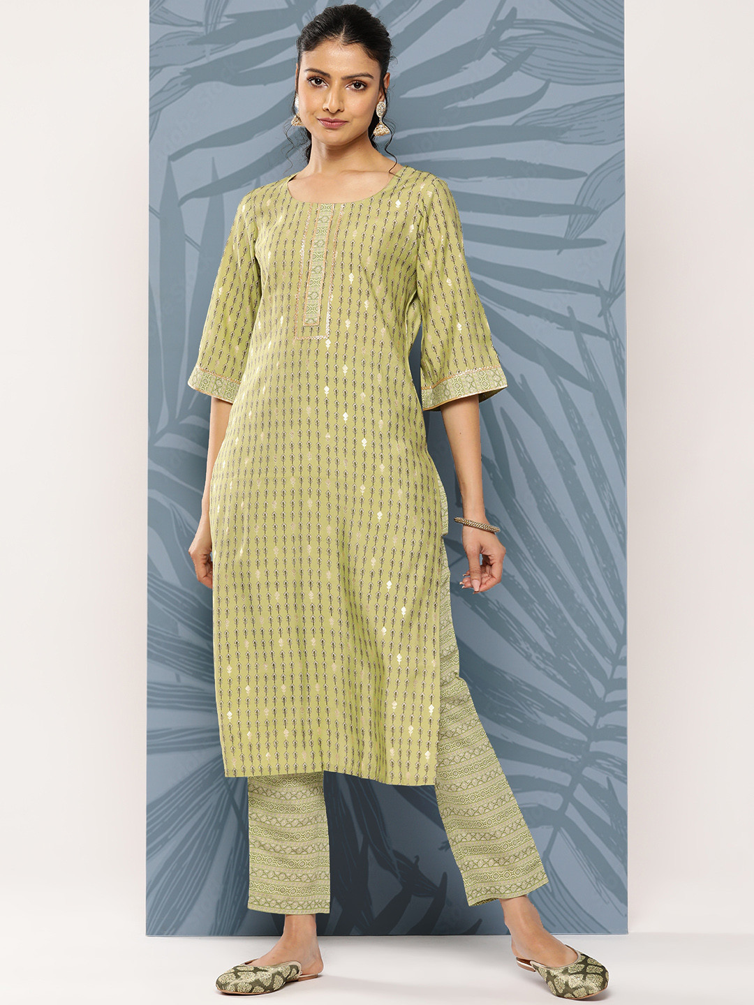 

Libas Floral Printed Regular Kurta With Trousers, Green