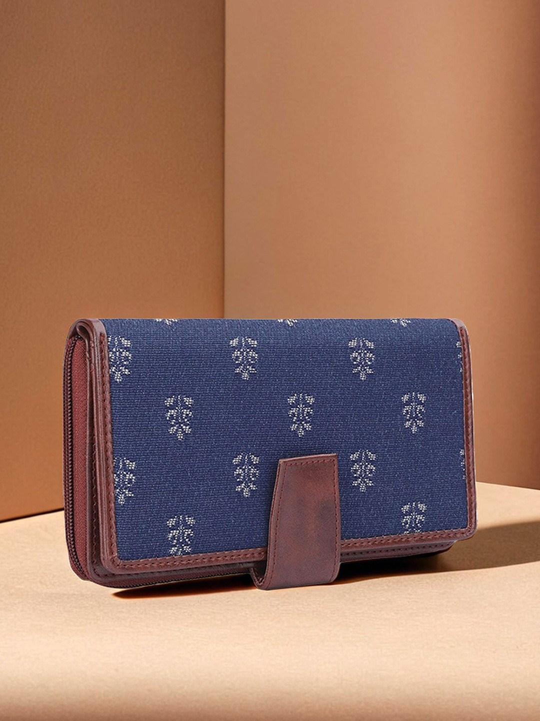 

THE CLOWNFISH Women Assorted Floral Printed Two Fold Wallet, Navy blue