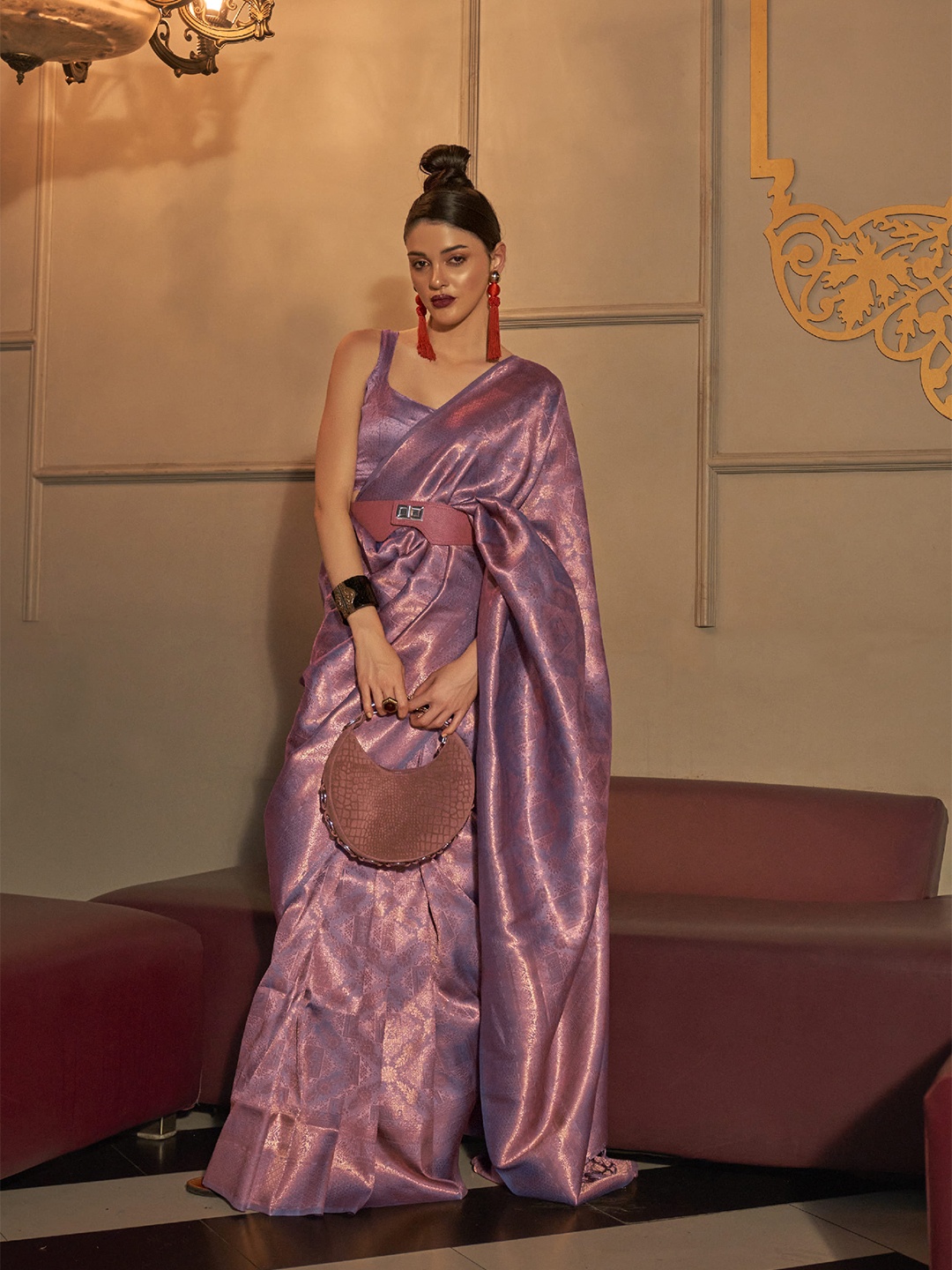 

elora Pink & Gold-Toned Woven Design Zari Silk Blend Kanjeevaram Saree