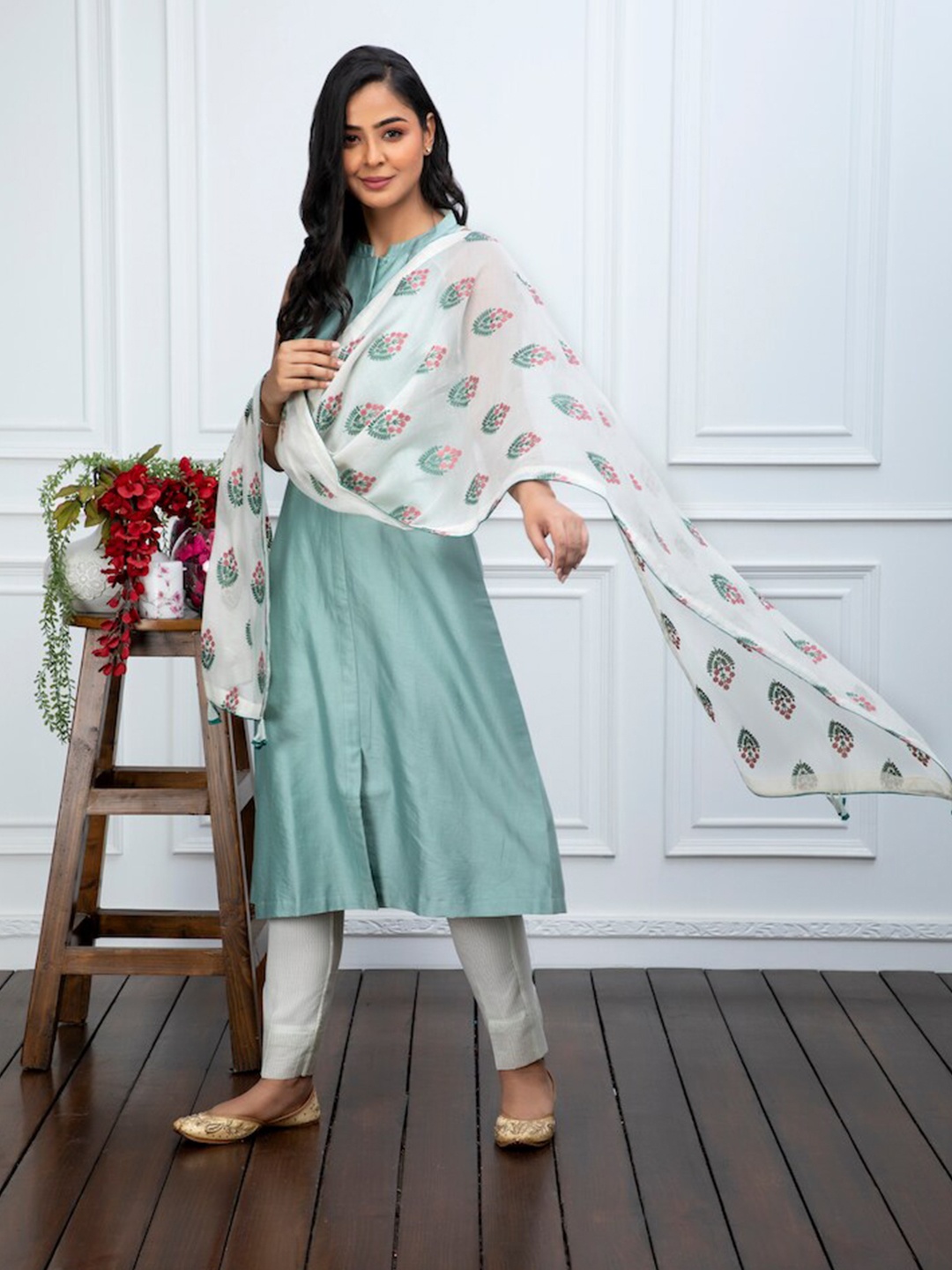 

SMRITI GUPTA Embroidered Chanderi Dupatta, Off white