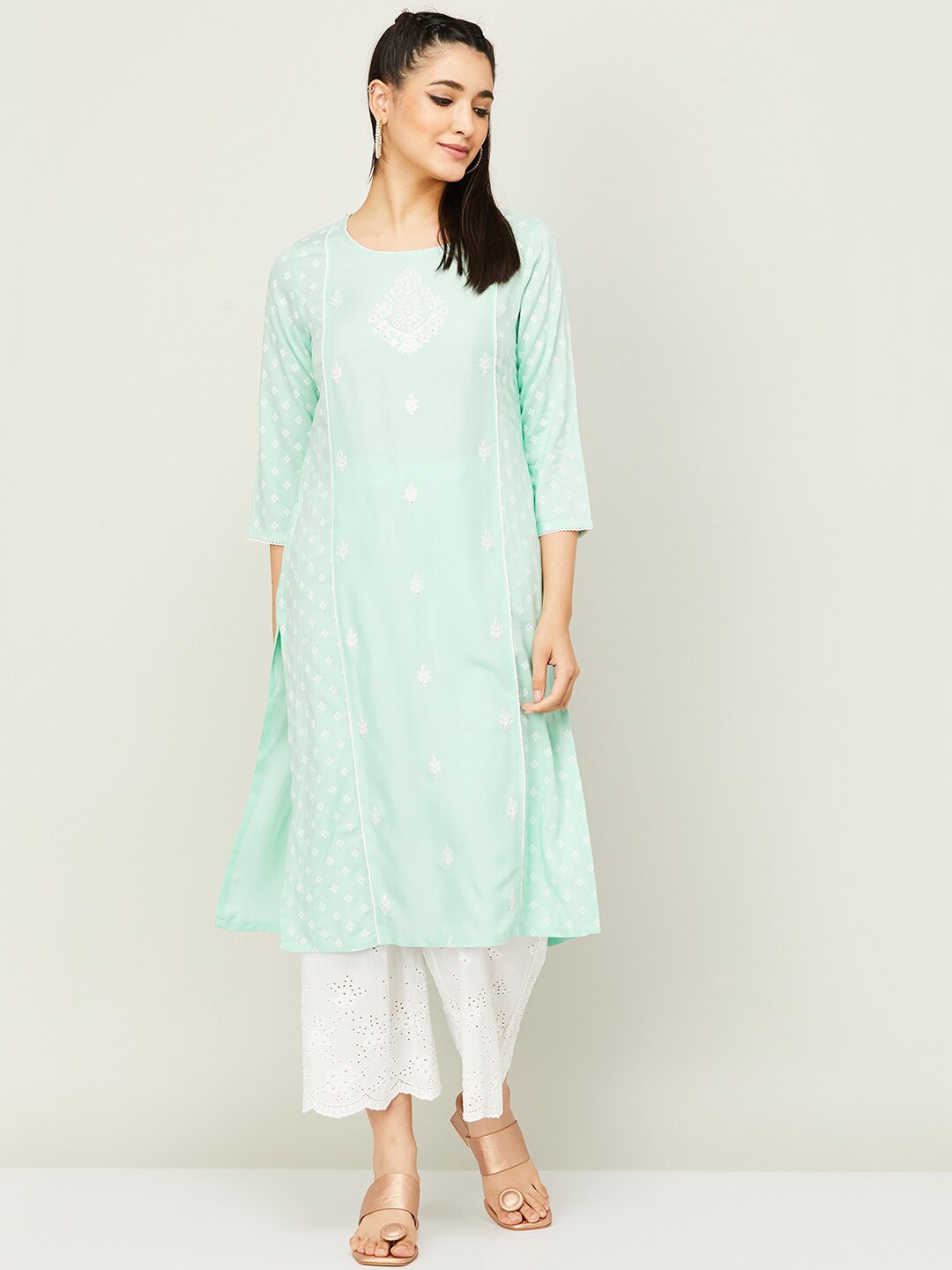 

Melange by Lifestyle Ethnic Motifs Embroidered Straight Paneled Kurta, Green
