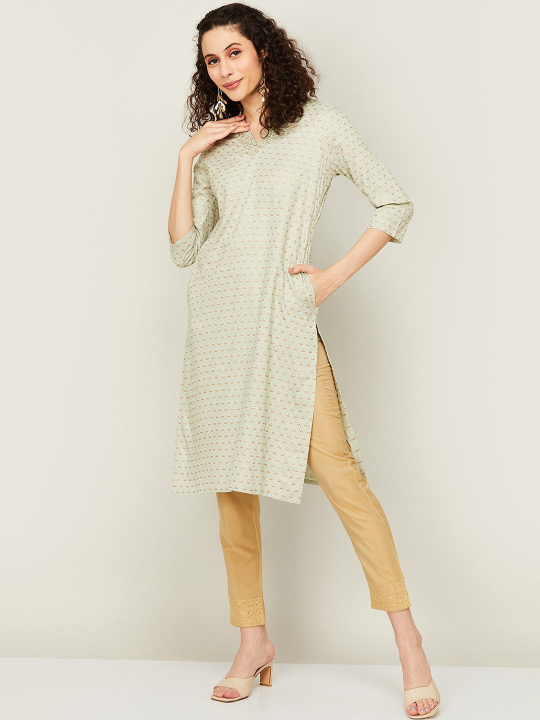 

Melange by Lifestyle Ethnic Motifs Printed V-Neck Kurta, Green