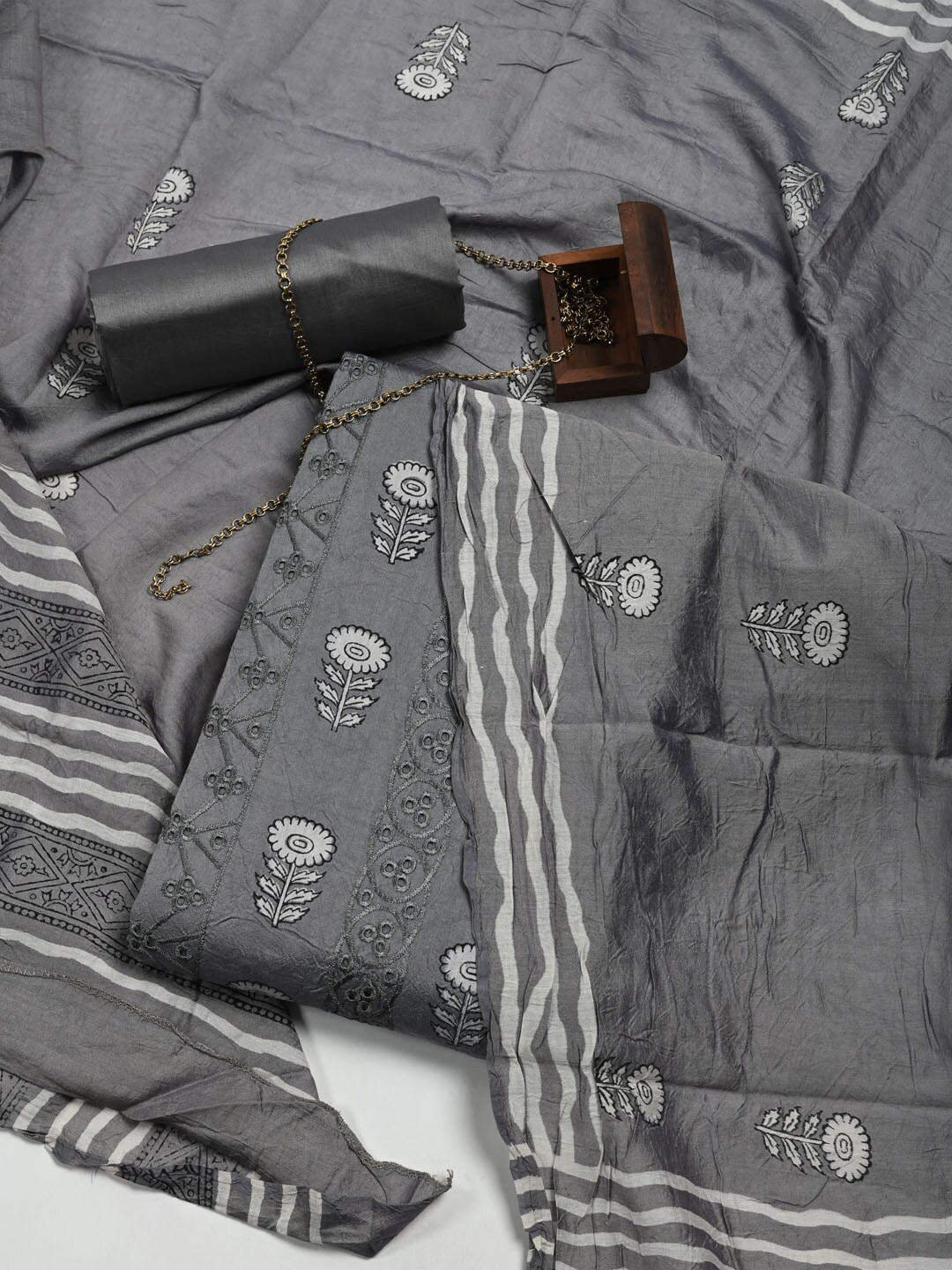 

Meena Bazaar Grey Printed Pure Cotton Unstitched Dress Material
