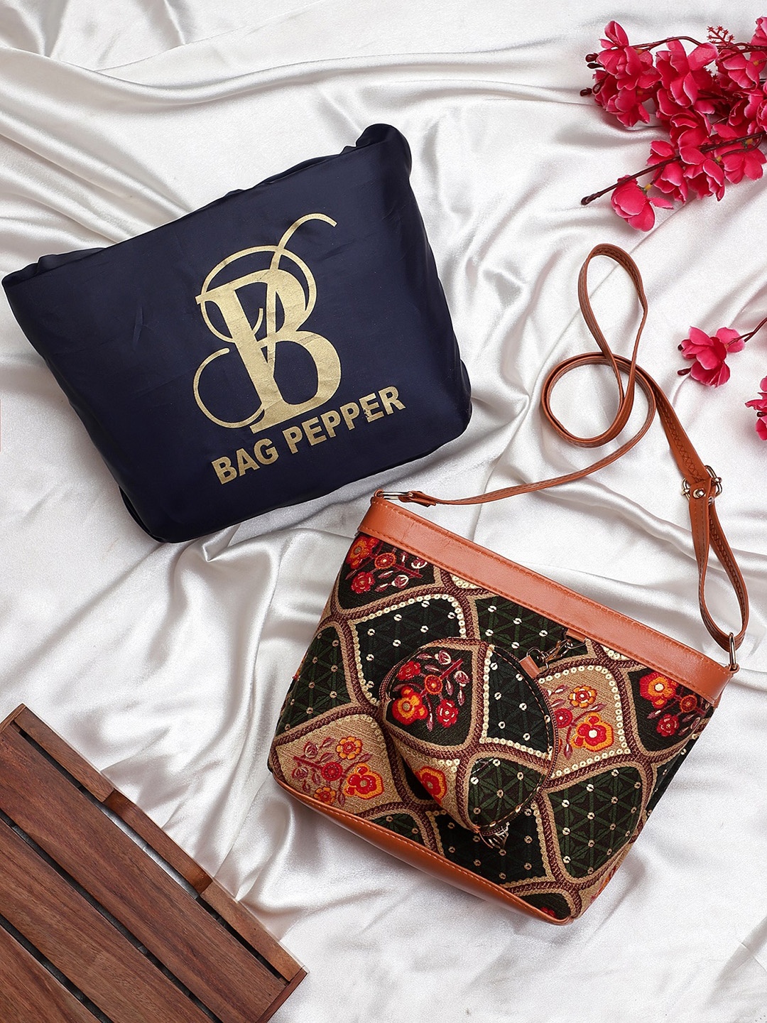 

Bag Pepper Green Printed Structured Shoulder Bag with Applique