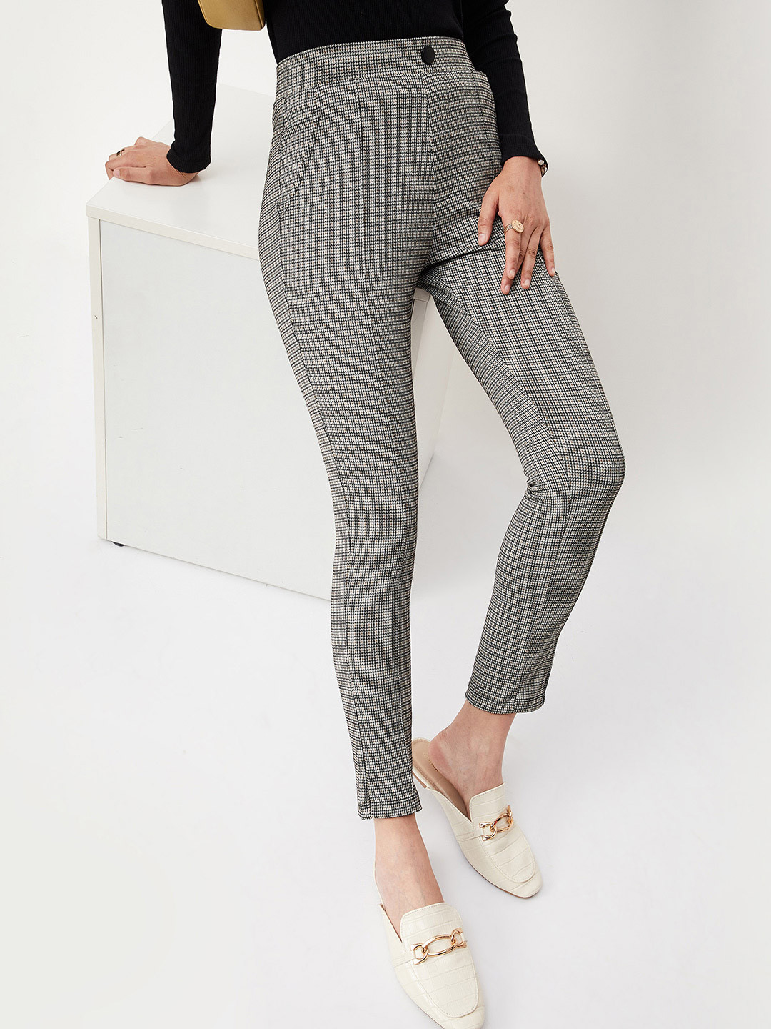 

max Women Checked Regular Fit Mid-Rise Trousers, Black