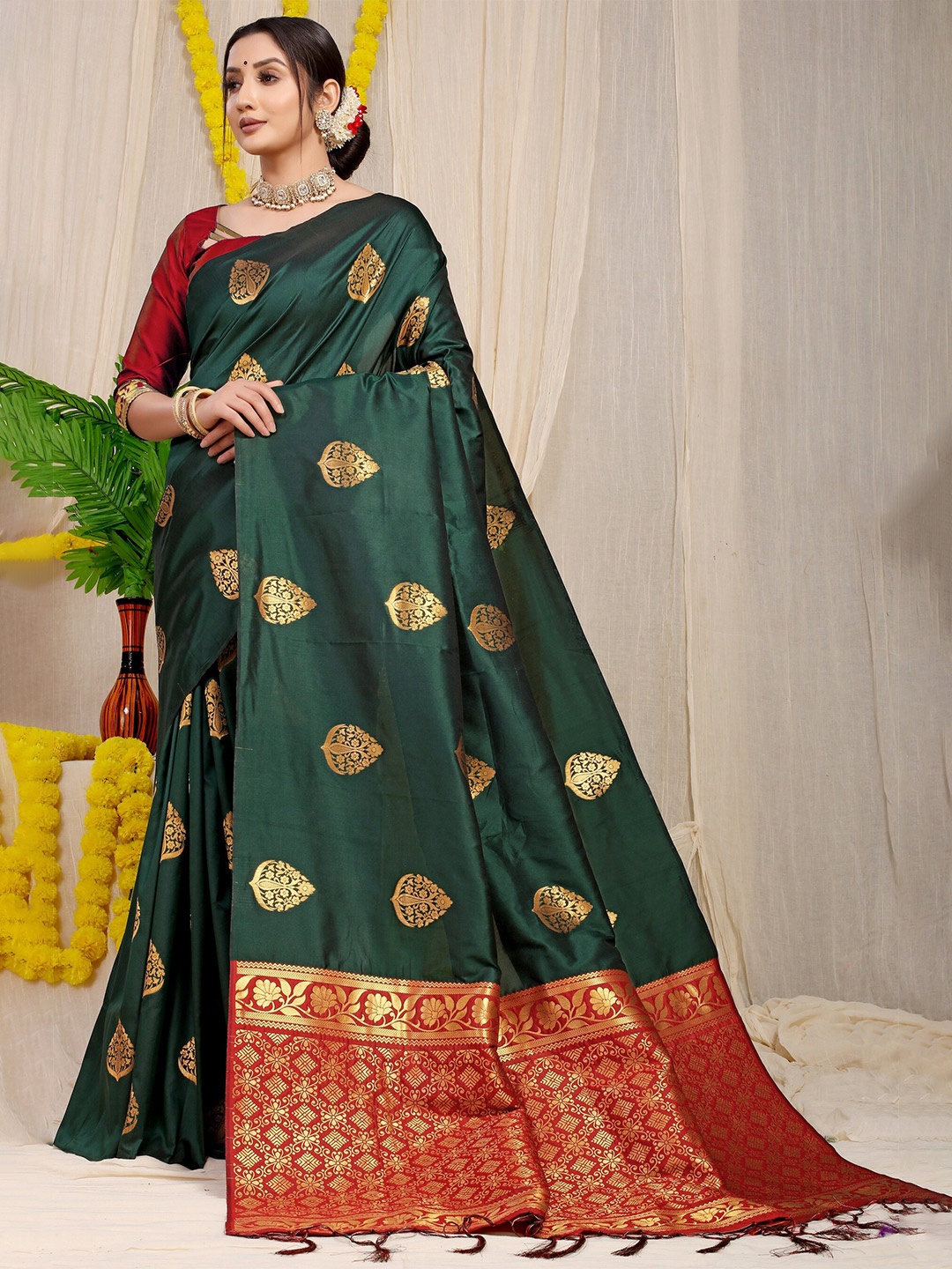 

Anaita Floral Woven Design Zari Pure Silk Banarasi Saree, Green