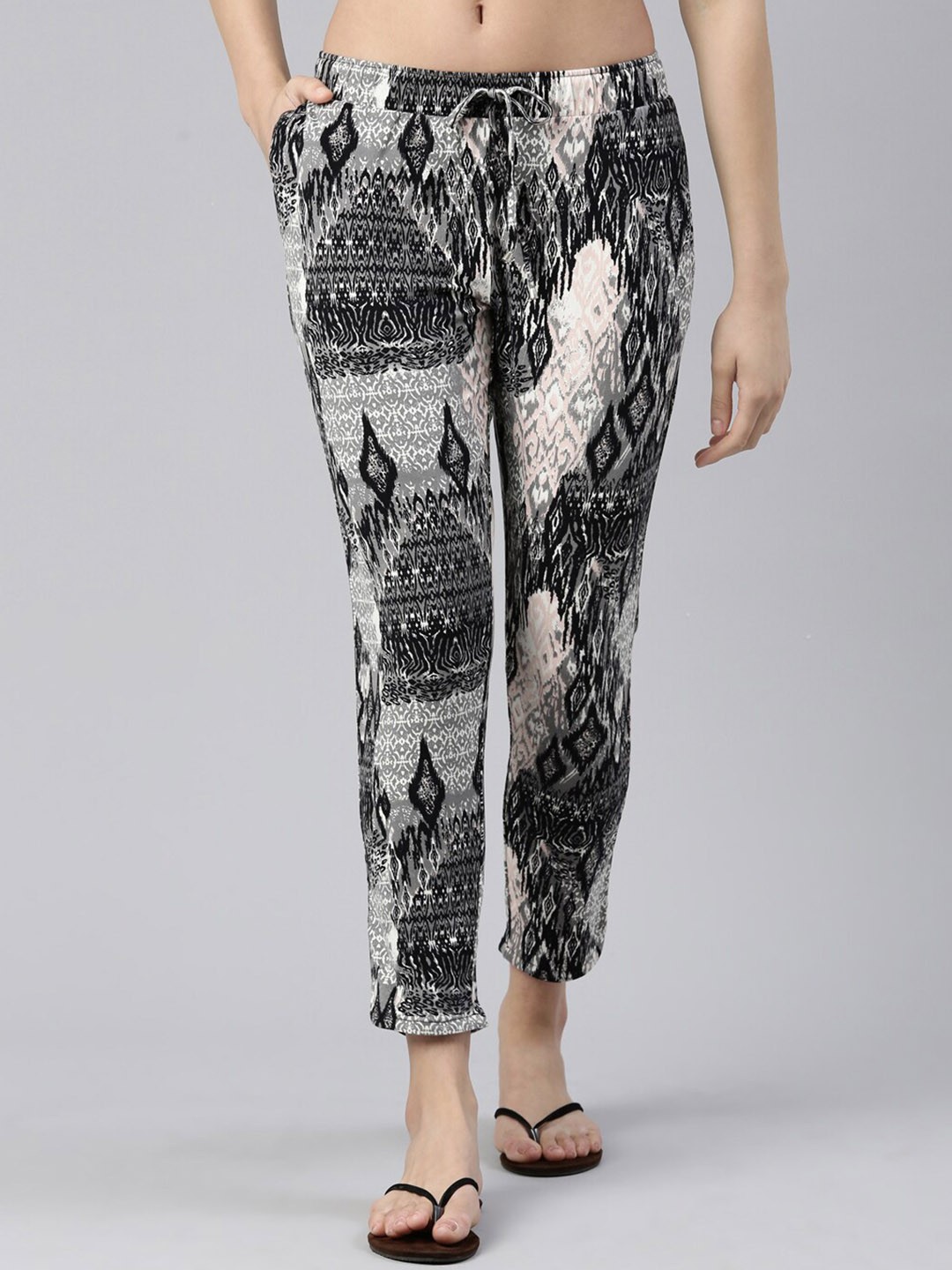 

Enamor Women Mid-Rise Tapered Printed Lounge Pants, Black