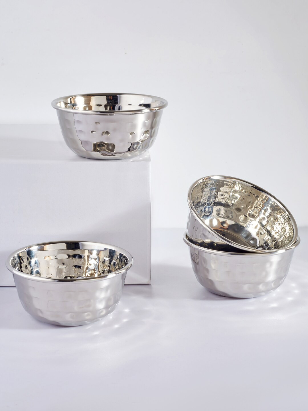 

HomeTown Steel & 6 Pieces Textured Stainless Steel Glossy Bowls