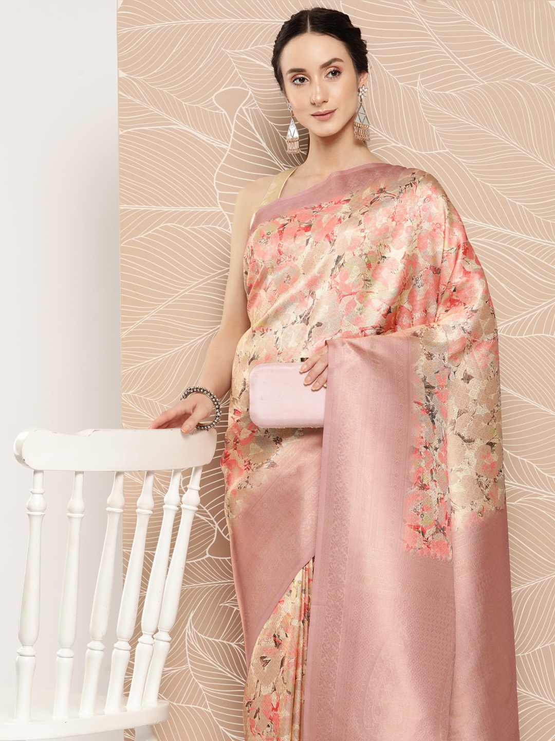

VASTRANAND Rose Floral Zari Banarasi Saree