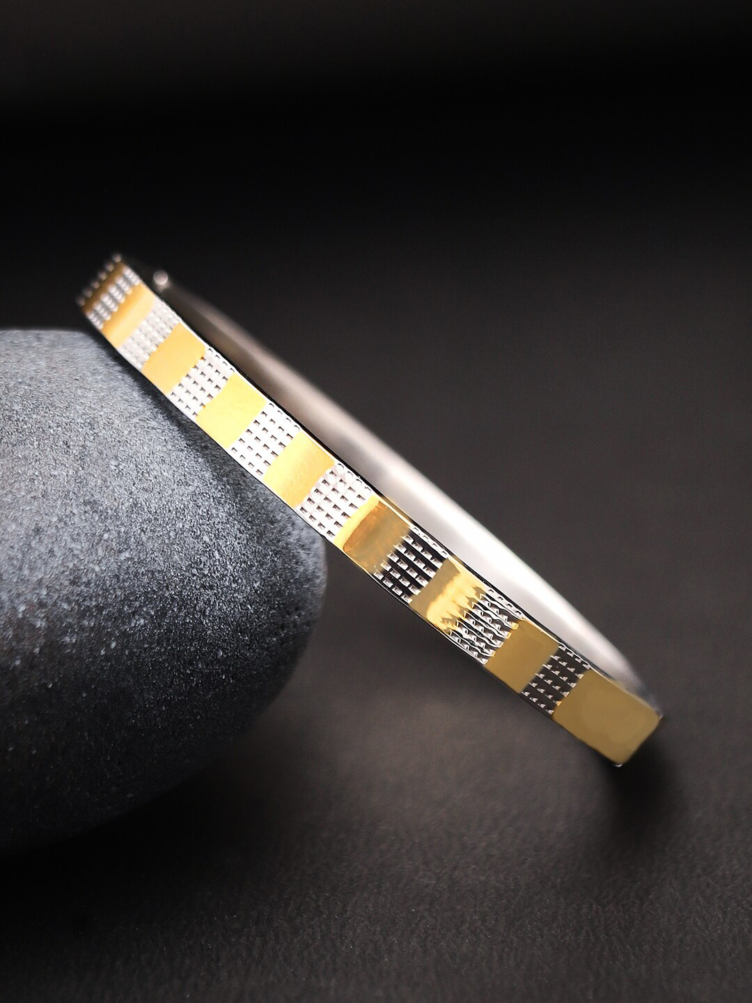 

The Roadster Lifestyle Co. Men Silver-Plated Textured Kada Bracelet
