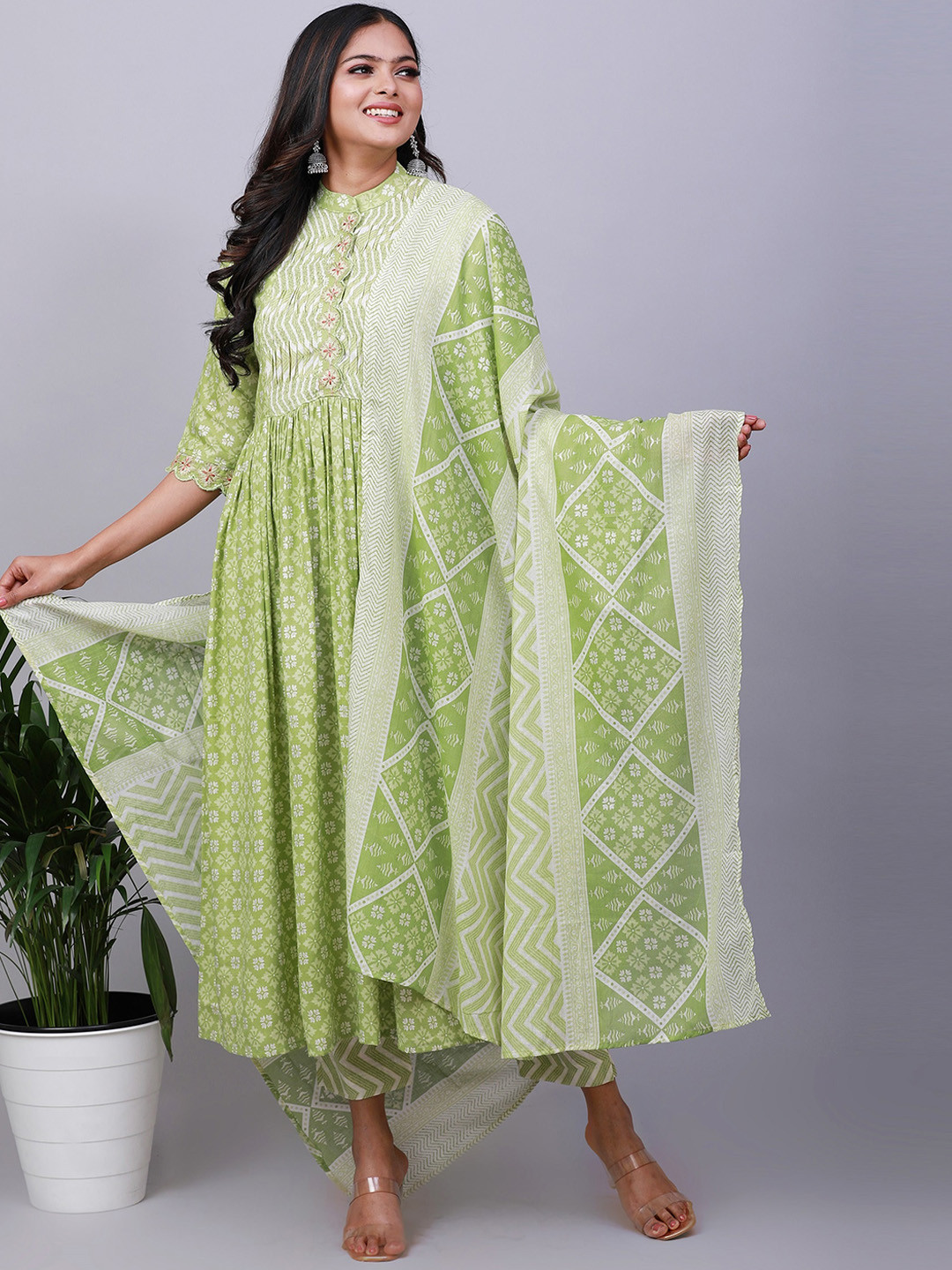 

NAYRA Floral Printed Zari Detail Kurti with Trousers & Dupatta, Green