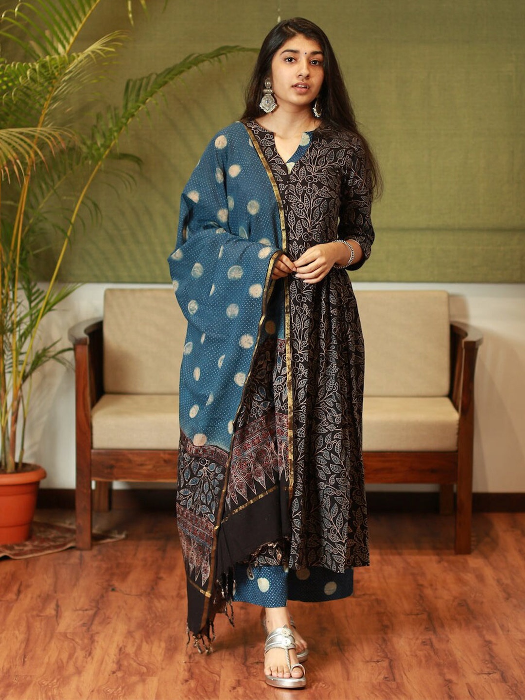 

THE INDIAN ETHNIC CO Floral Printed Pleated A-Line Cotton Kurta, Navy blue