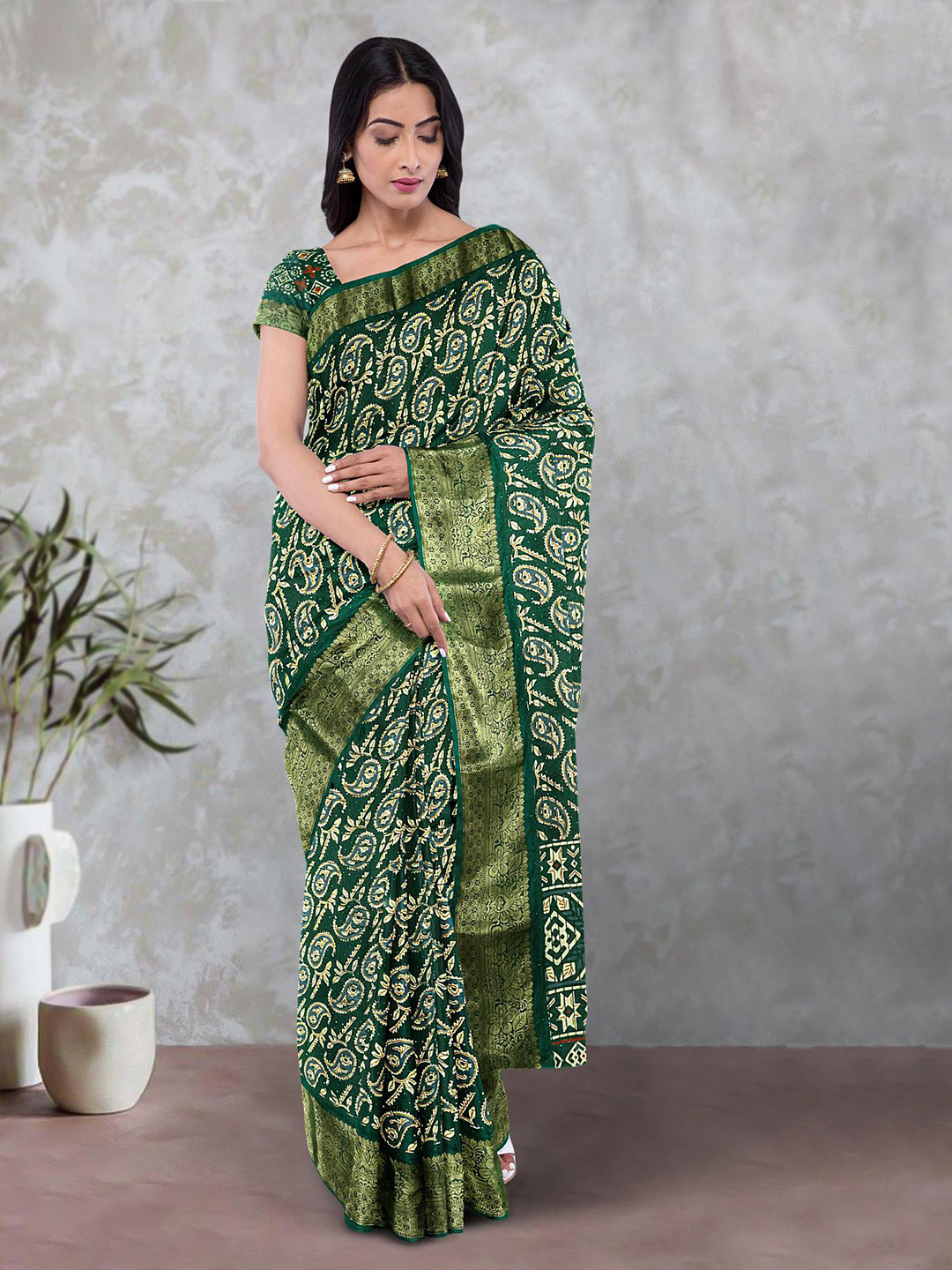 

Kalamandir Paisley Motif Zari Saree, Green