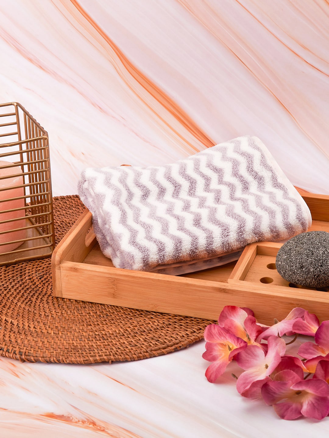 

Black gold 4 Pcs Light Purple & White Striped 354 GSM Microfibre Premium Quick Dry Hand Towels