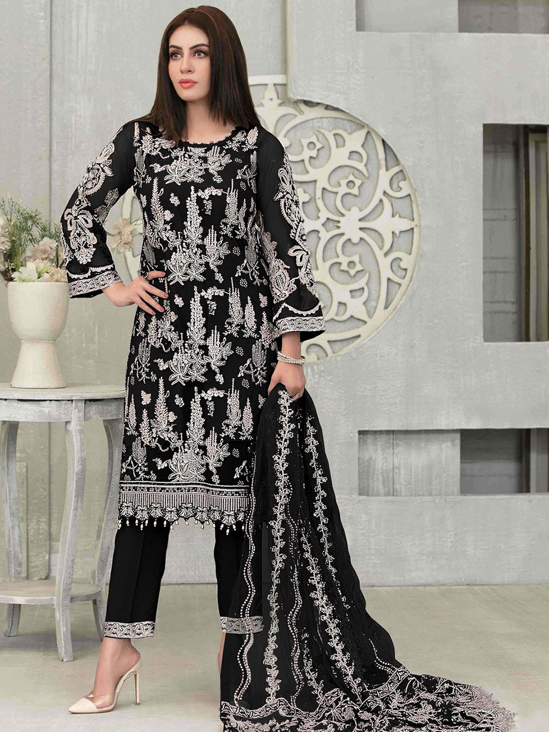 

ODETTE Women Black Floral Embroidered Thread Work Kurta with Trousers & With Dupatta