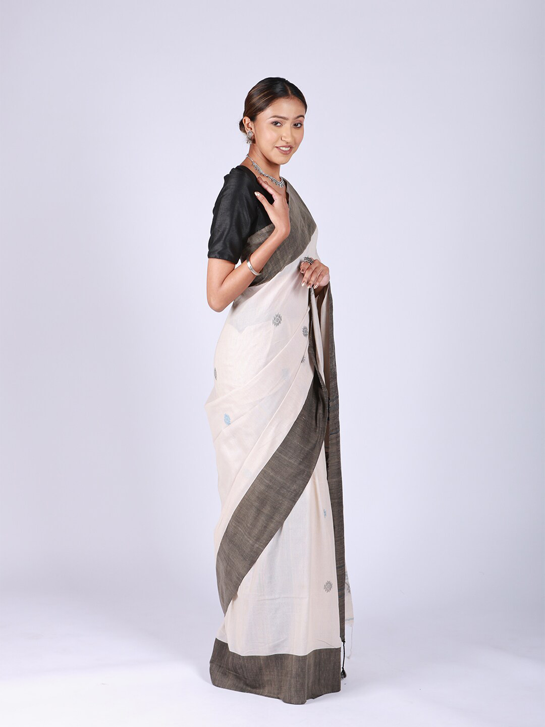

ReshaWeaves Ethinic Motifs Woven Design Pure Cotton Jamdani Saree, White