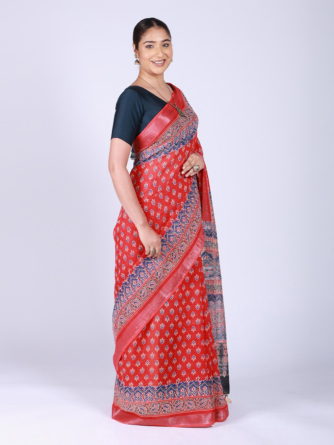 

ReshaWeaves Ethnic Motifs Zari Pure Linen Block Print Saree, Red