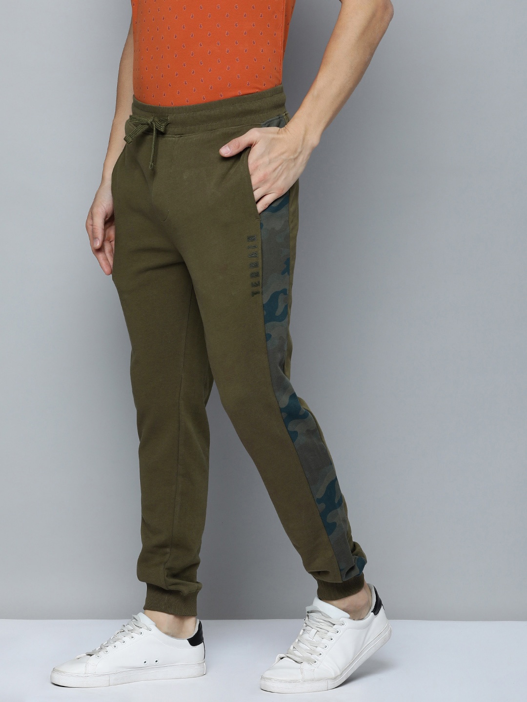 

Indian Terrain Men Camouflage Print Detail Slim Fit Joggers, Olive