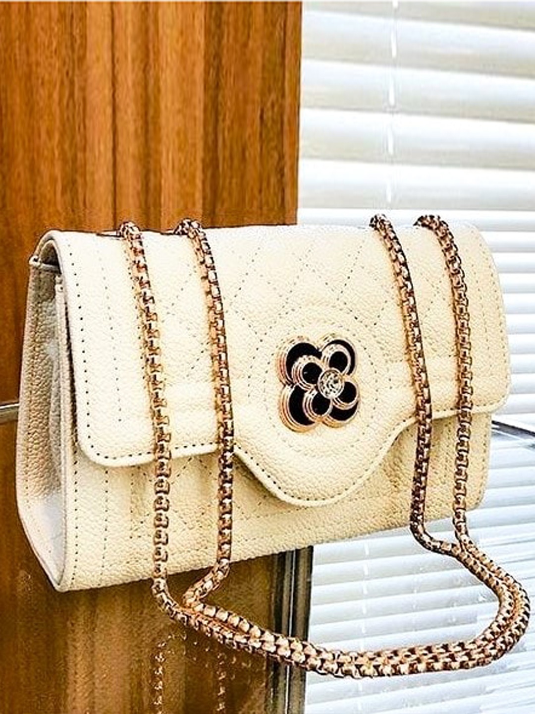 

Diva Dale PU Sling Bag, White