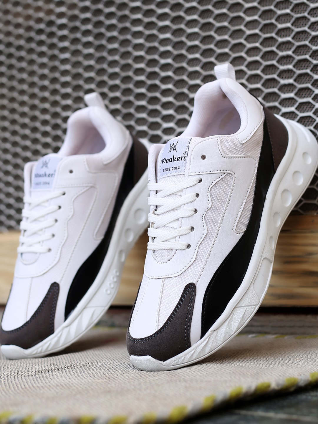 

Woakers Men Colourblocked Waterproof Lining Sneakers, White