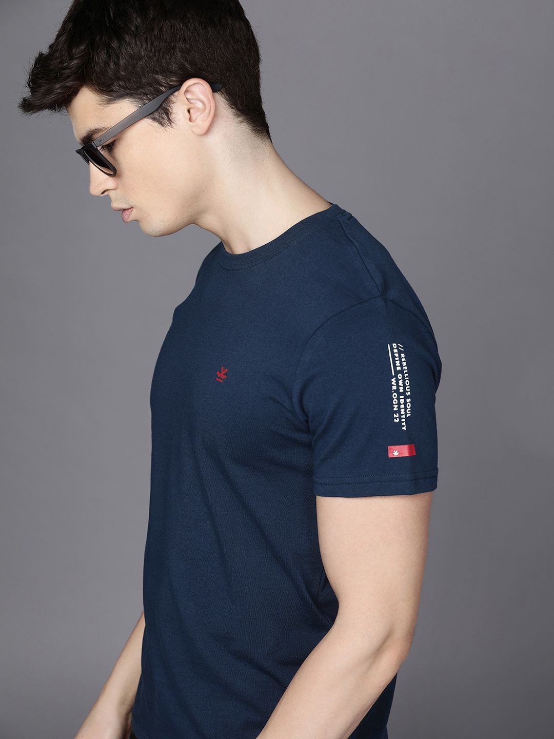 

WROGN Men Pure Cotton Applique Slim Fit T-shirt, Navy blue