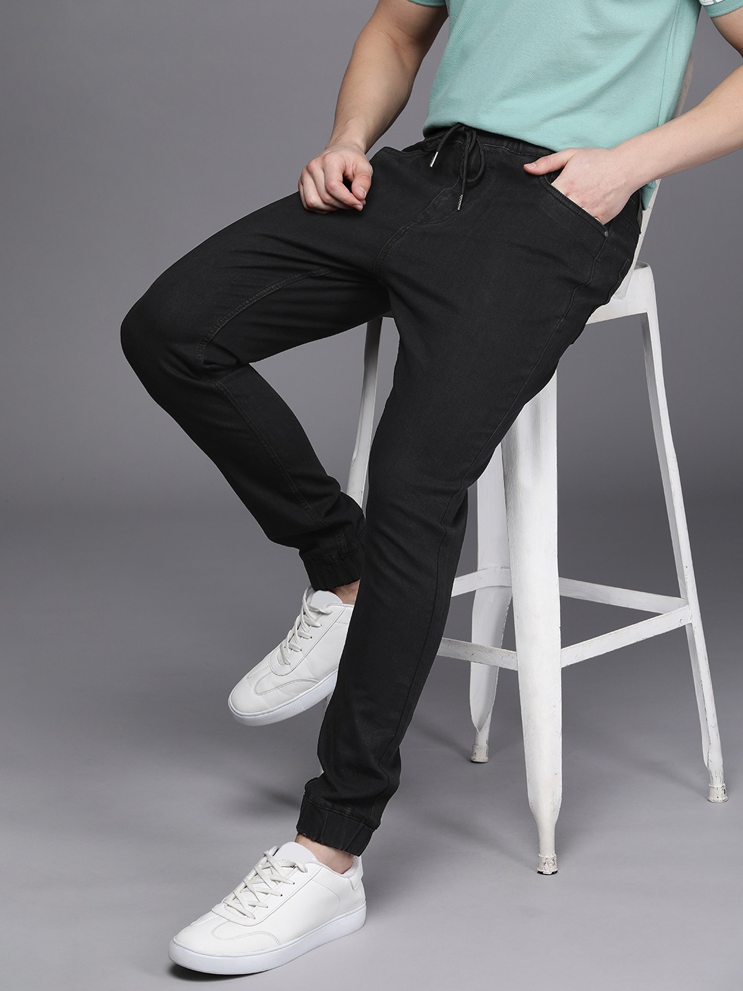 

WROGN Men Solid Mid Rise Slim Fit Woven Joggers, Black