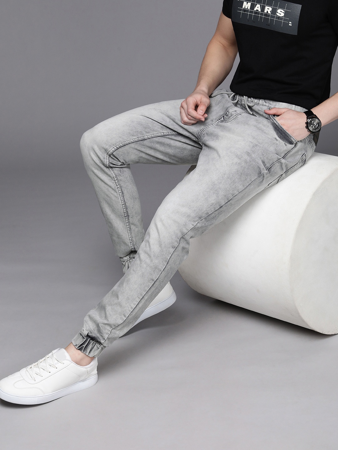 

WROGN Men Mid-Rise Heavy Fade Stretchable Jogger Fit Jeans, Grey