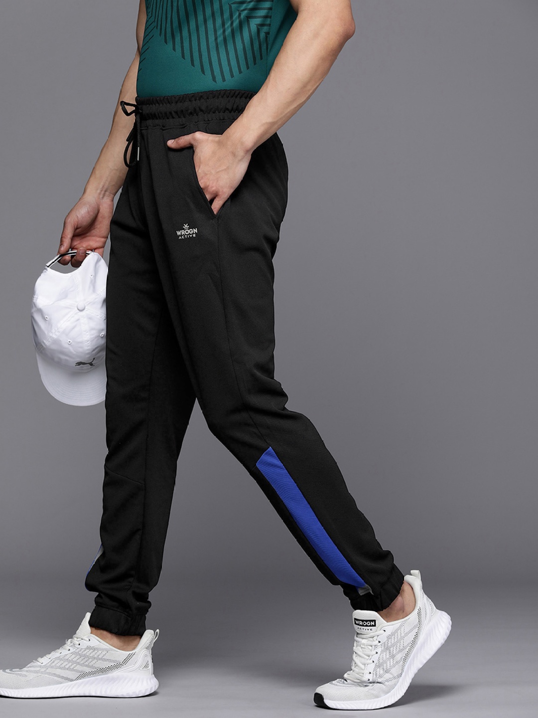 

WROGN ACTIVE Men Dry Pro Colourblocked Mid Rise Knitted Sports Joggers, Black